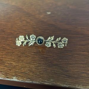 Yellow gold pin with black onyx stone